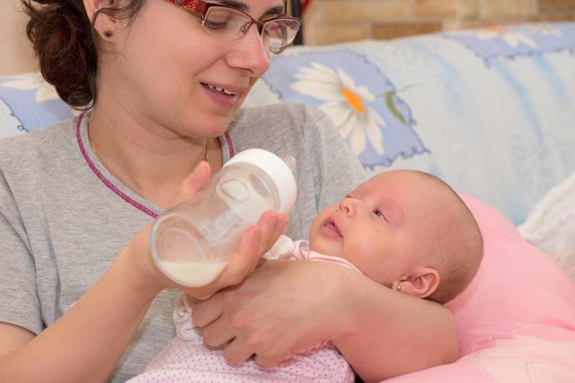 为什么宝宝喝奶喝得少睡觉也少,宝宝喝奶总剩一点怎么办