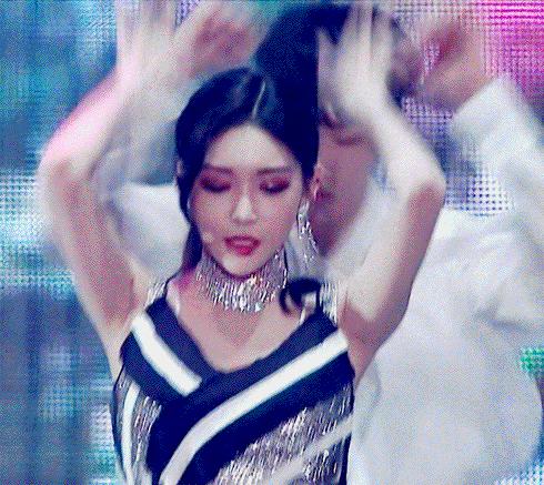 被喷整容脸，却凭实力逆袭为泫雅、宣美接班人，绝不止是穷哈