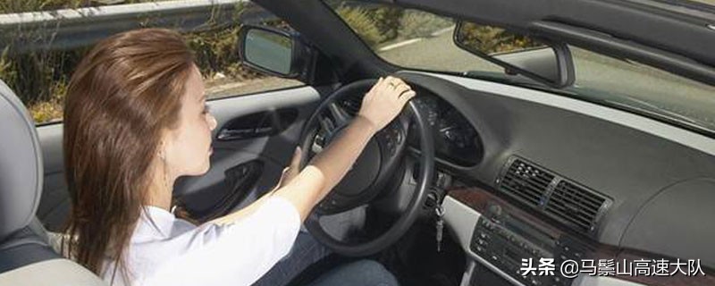 如何控制离合器和方向盘配合,科目二下坡怎么控制离合和刹车