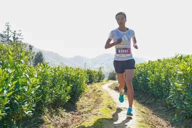 这个女孩子，首马跑2小时50分，首场百公里越野就夺冠