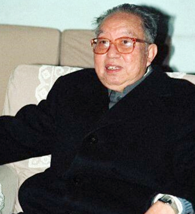 *国锋华**墓地：有很多老人鞠躬，回归卦山，不占民地