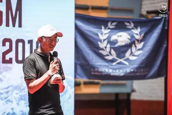 历经几十年登上珠穆朗玛峰的人,一群普通人攀登珠峰的故事