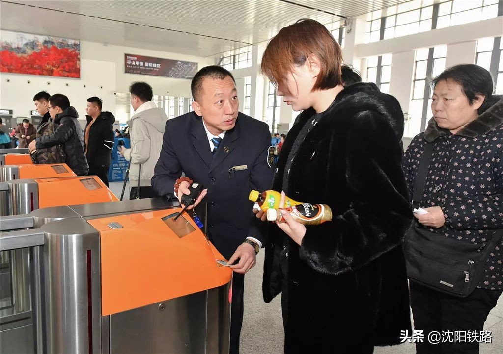 实行电子客票首日旅客为便捷点赞