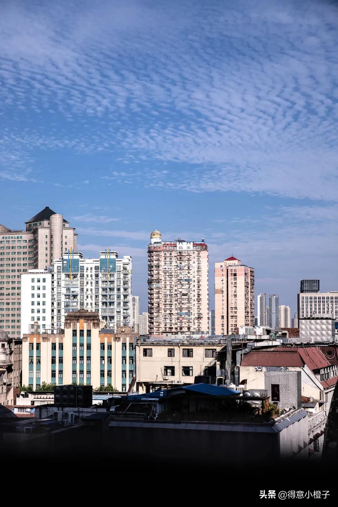 楼顶喝酒看日出,楼顶喝酒夜景视频实拍