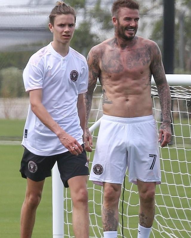 贝克汉姆抱孩子领孩子上街,贝克汉姆带儿子出现足球场