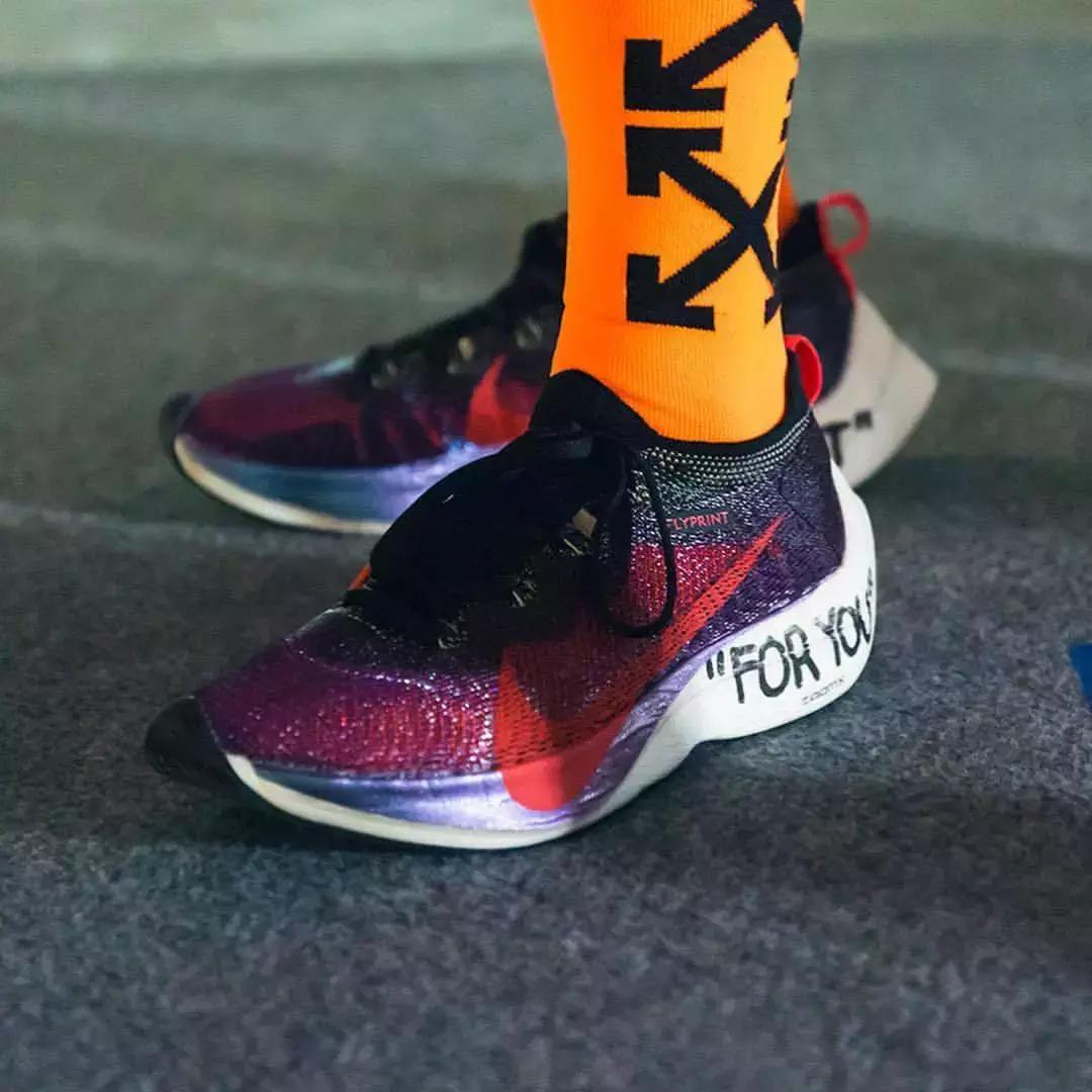 为什么有男性喜欢穿袜子的女生,为什么女生都喜欢男生穿袜子