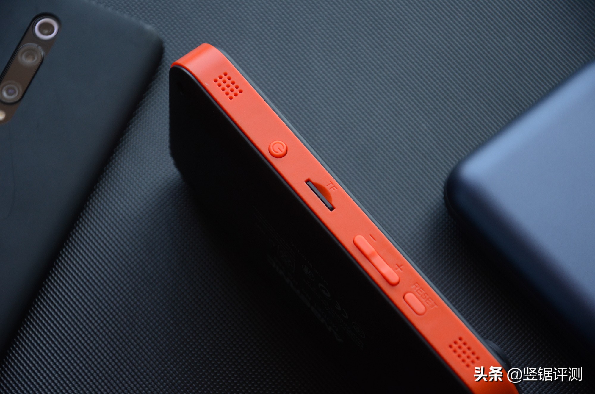 3.5英寸IPS屏，能模拟运行数千款游戏，国产“口袋掌机”评测