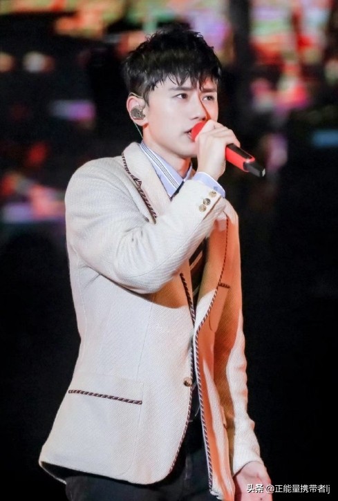 张杰突然生病,张杰演唱会单膝跪地谢娜