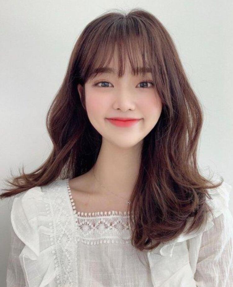 适合圆脸细软塌烫的卷发,大脸圆脸适合怎样披头散发