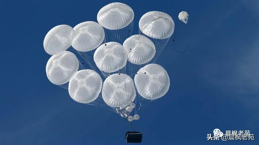 我军空降兵跳伞视频,解放军空降兵大规模跳伞