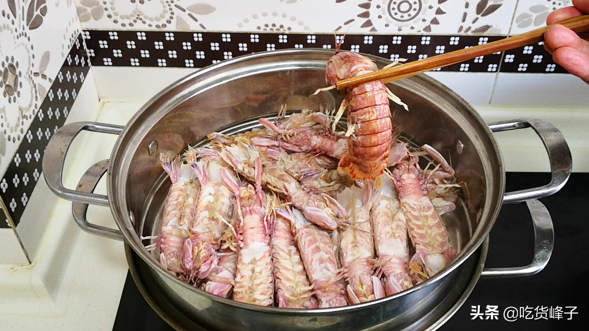 爱吃皮皮虾的要留意了，秋冬的皮皮虾能吃吗？教你一招，轻松扒虾