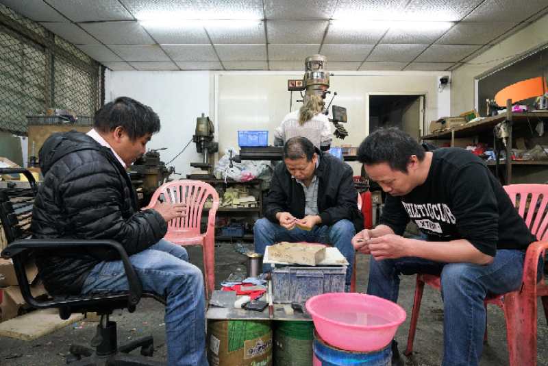 你手机可能产自这里，你邻居可能在这里打工，东莞这地方塞车，地球上就有台机器等零件