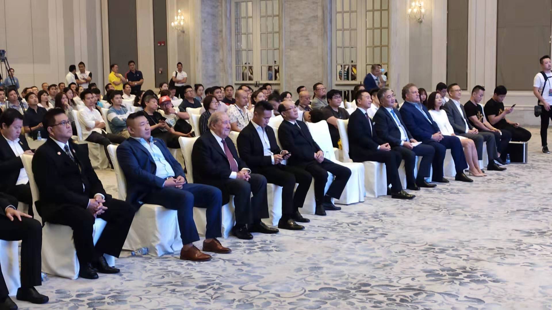 邱建良和铁英华竟然要在一场拳击比赛中出手