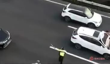 高速汽车玻璃被击碎,夜间高速突然引擎盖打开