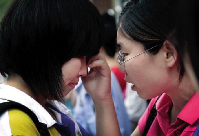 18年前全国高考，19岁少年偷取试卷高考后被逮捕，如何处罚他？