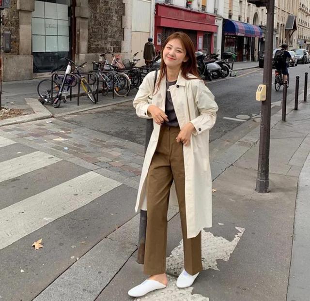 中长款风衣搭什么鞋好看,新款奶奶装秋装风衣