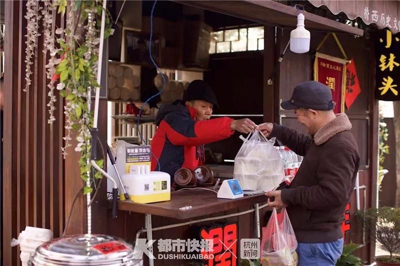 周江勇书记新年第一天，勉励杭州拱宸桥边卖酒酿的王大伯：你事情做得好，都市快报给你报道了，新年好好干