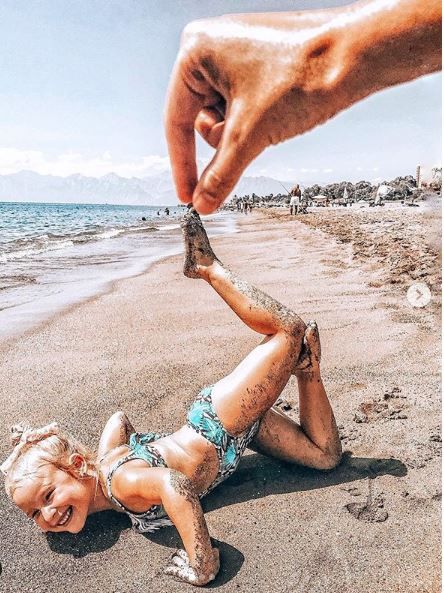 外国靓妈用纸皮、胶袋还原明星红地毡晚装！