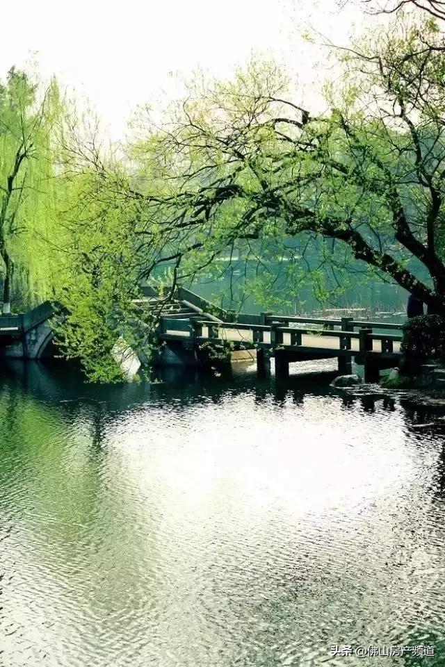 天边飘过故乡的云下句诗词,天边飘过故乡的云女声完整