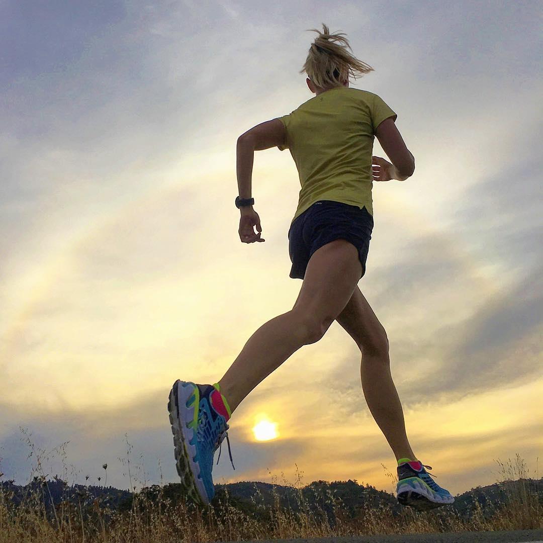 跑步最艰难的时刻如何坚持下来,跑步前吃什么跑步不累