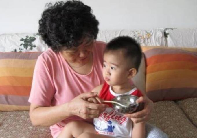 老人别再给宝宝这样喂辅食，若发现这些情况，妈妈要及时沟通