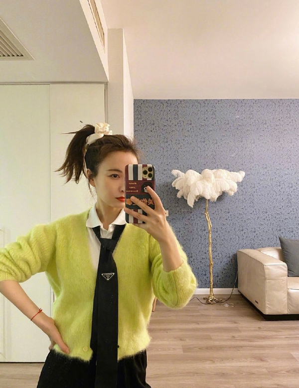 吴昕蓝色针织衫,吴昕毛衣搭卡其色西装裤