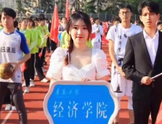 又一行走的招生简章火了，运动会举牌女生刷屏，可网友不买账