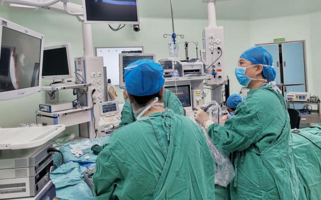 耳朵反反复复发炎瘙痒流脓,男子耳朵突然好痒