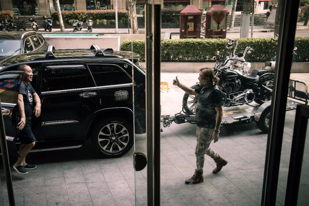 骑哈雷的爷叔,骑哈雷的爷爷还是爷叔