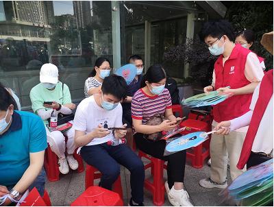 夏日送清凉志愿者辛苦挥汗如雨,志愿者为高考一线工作者送清凉