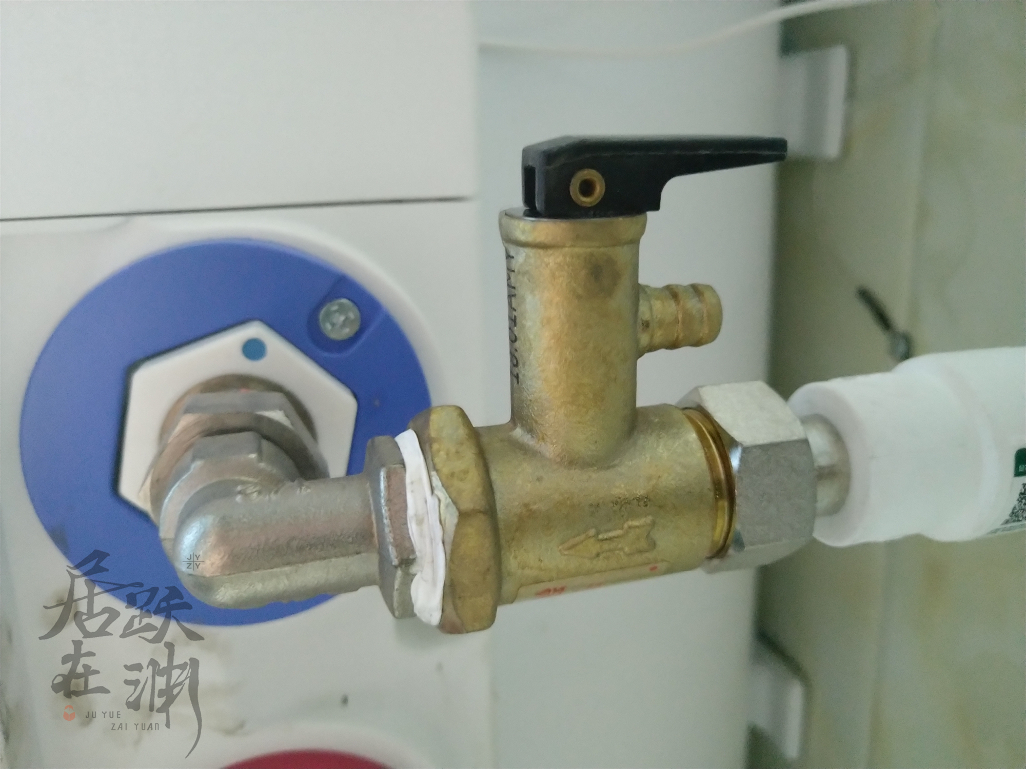 电热水器老是从排气阀门滴水不停,电热水器下面小阀门滴水原因