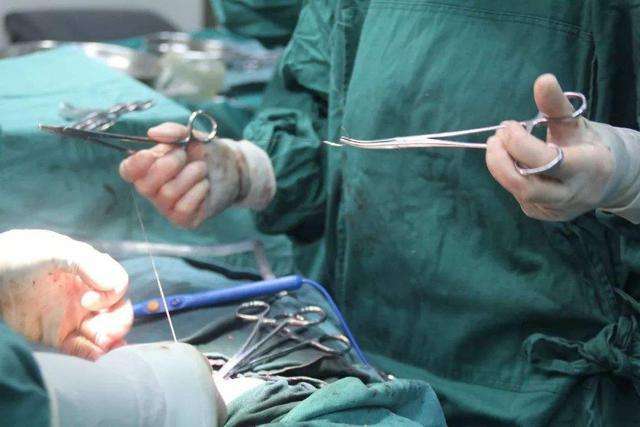 产妇要求剖腹产要通知医生吗,产妇分娩时要不要先拉大便