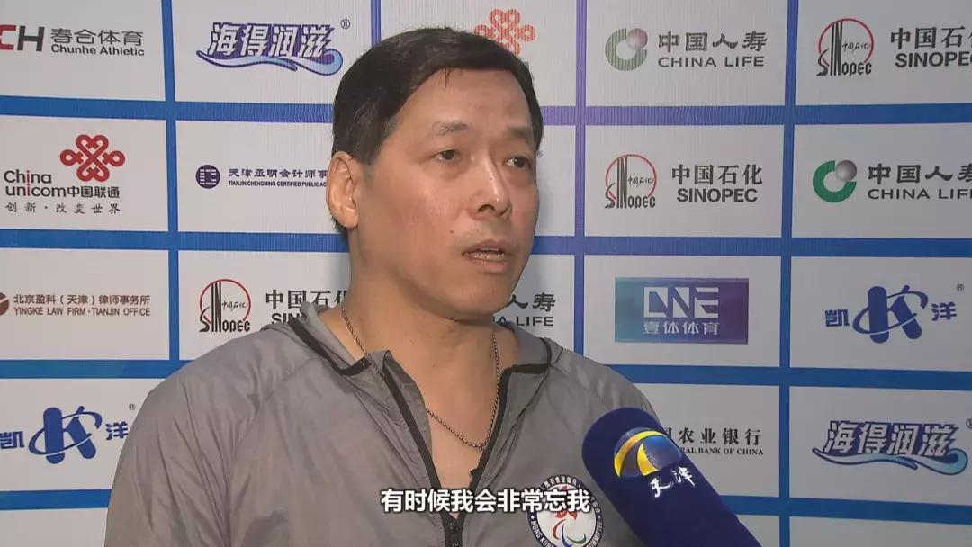 轮椅上自由舞,轮椅上起舞老人