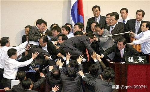 韩国议员开会,韩国议会议员打架