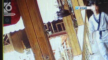 女子排队卖小吃被插队,女子餐厅买单时被插队