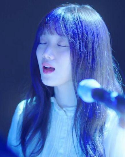 李圣经粉色衣服走秀,李圣经走秀照片