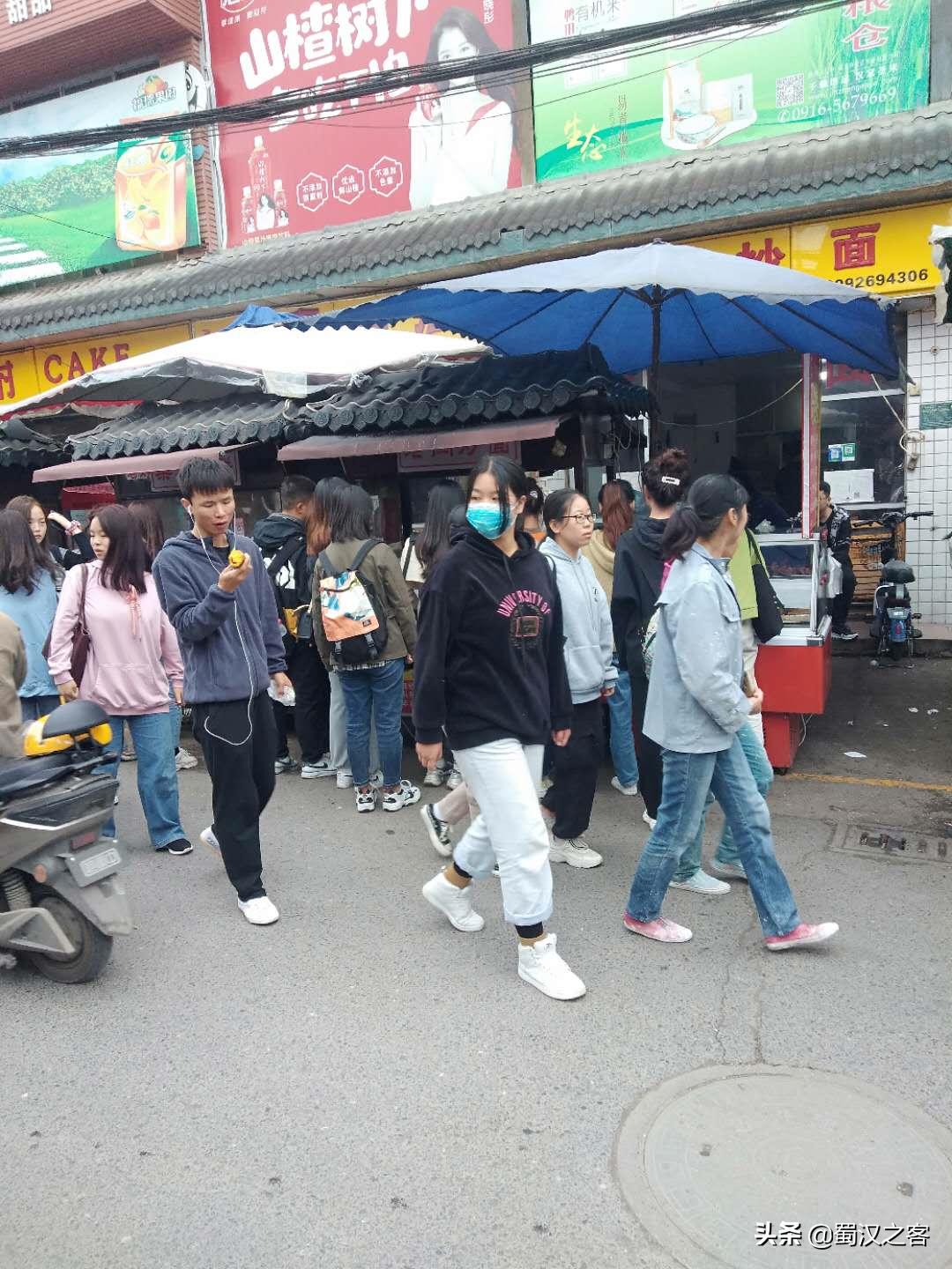 汉中：陕西理工大学东门对面的饮食街烟火气很旺，赚足了学生胃口