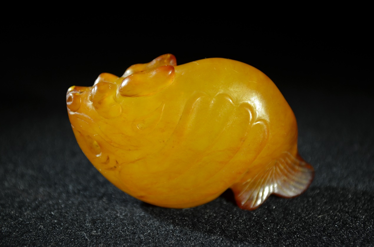 鸡血石与田黄石的结合,硬田黄石与田黄石