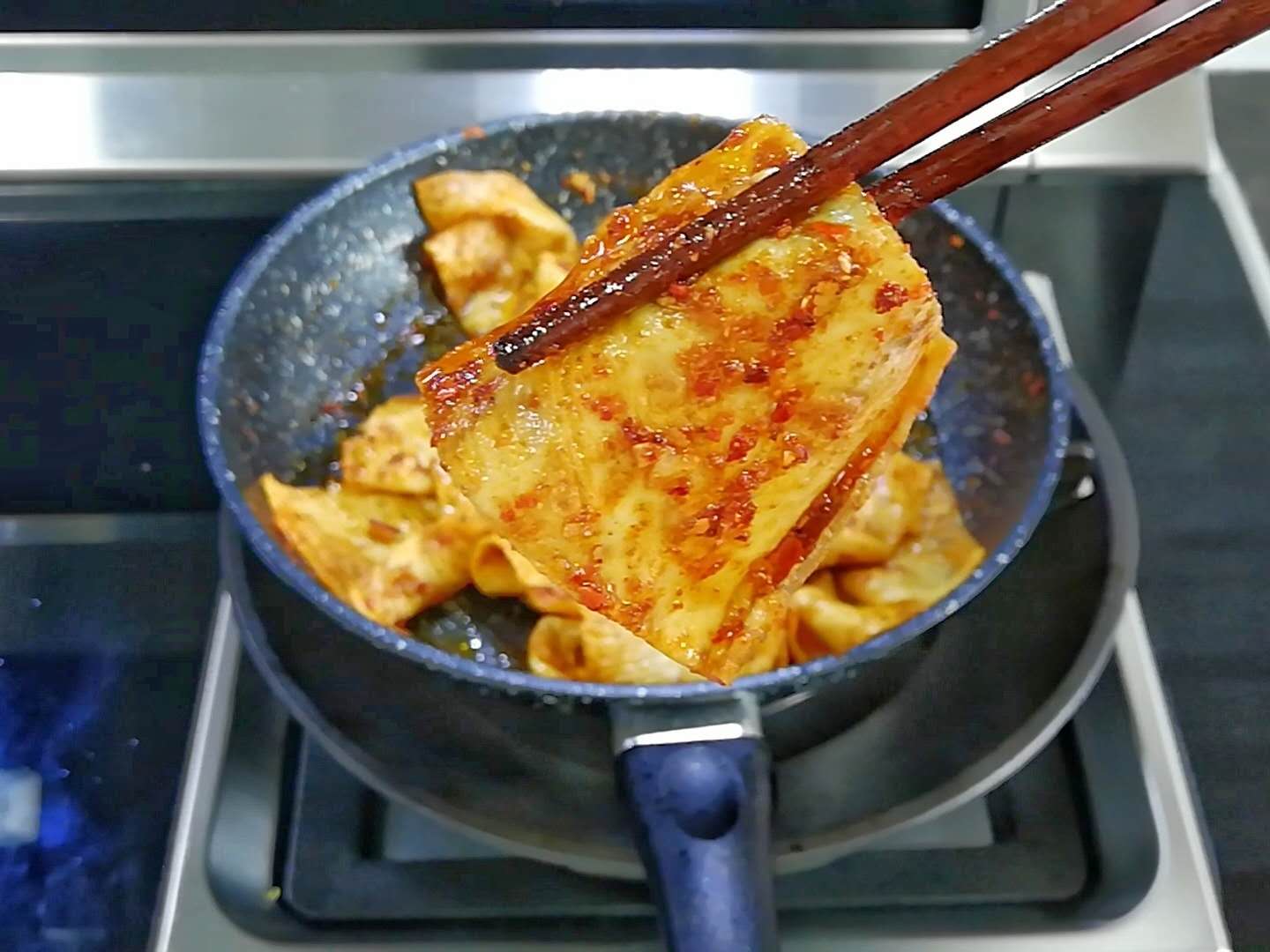 想吃辣条不用买教你在家制作辣条,只要你想吃辣条就能做出各种味道