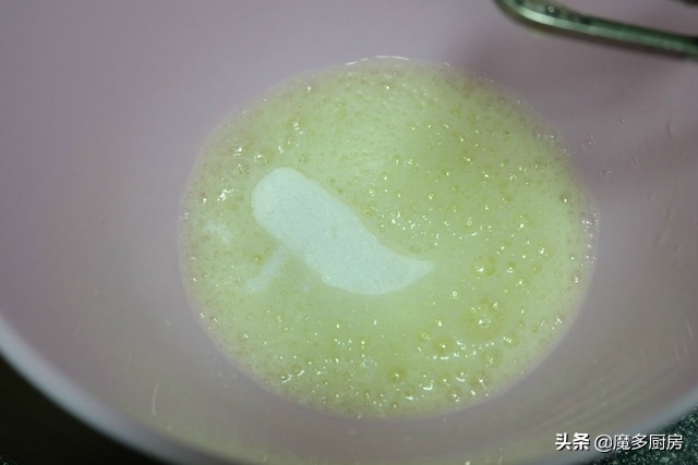 这才是电饭锅蛋糕正确的做法,用300g蛋糕预拌粉做电饭锅蛋糕