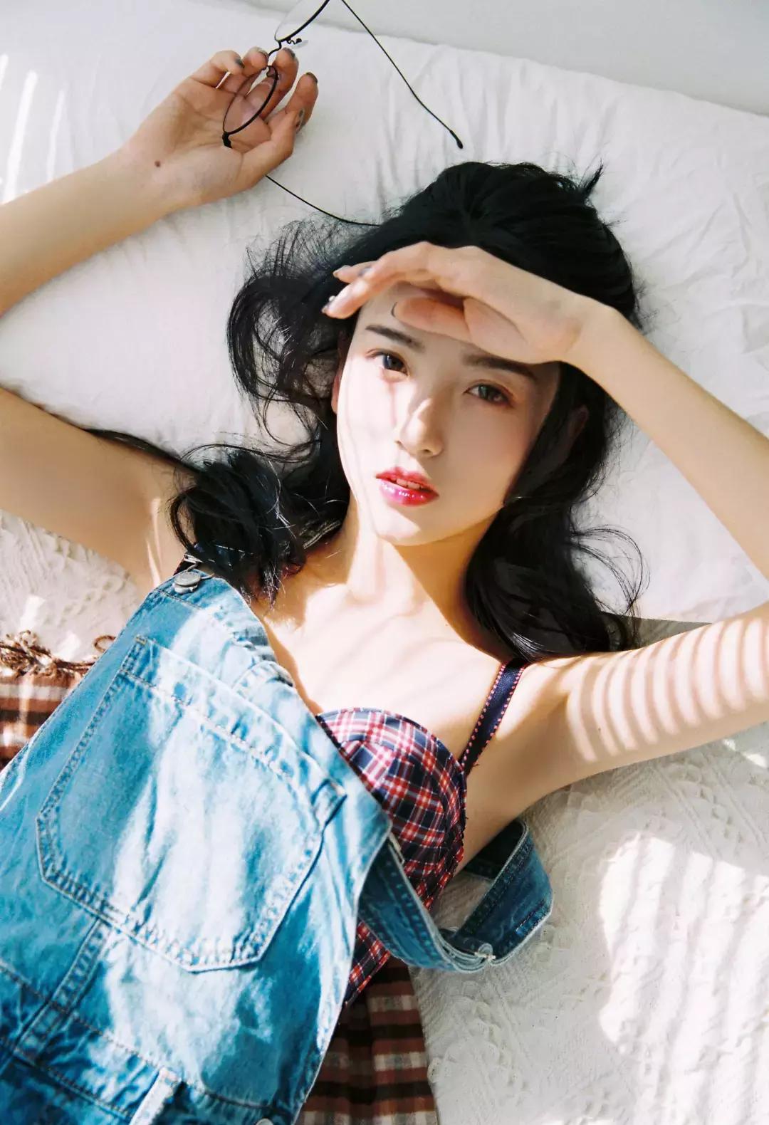 如何居家拍出自然写真照 (在家自己怎么拍出好看的照片写真)