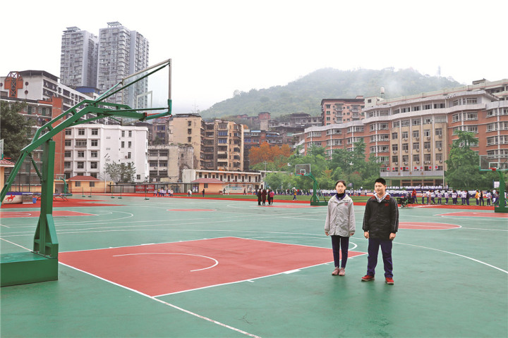 神操作！达一中球场飞出篮球砸断老人拐杖，却意外激活其记忆