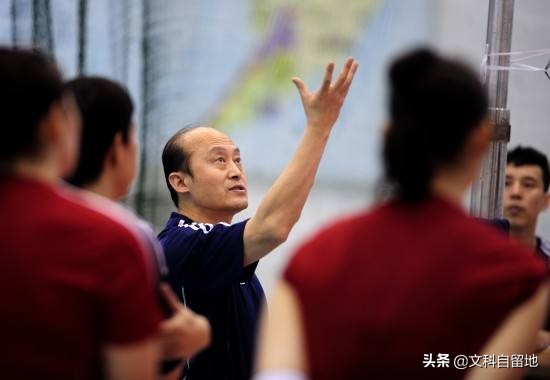 中国女排历任主教练任期及位置，王宝泉仅159天，郎平执教十年