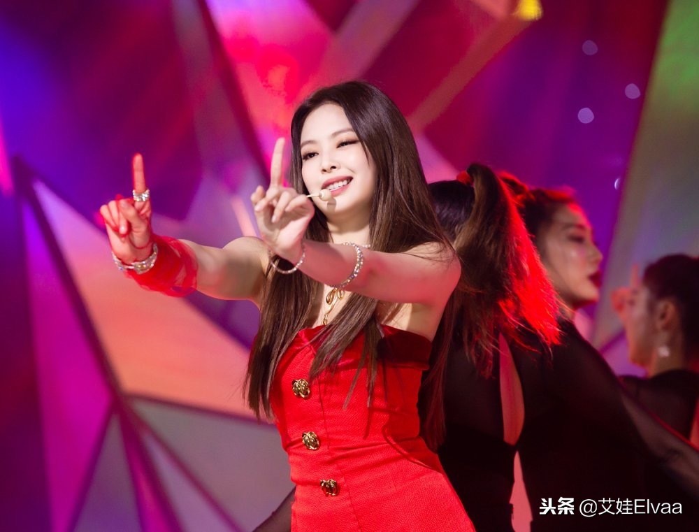 jennie穿绿色连衣裙 (jennie连衣裙露肩)