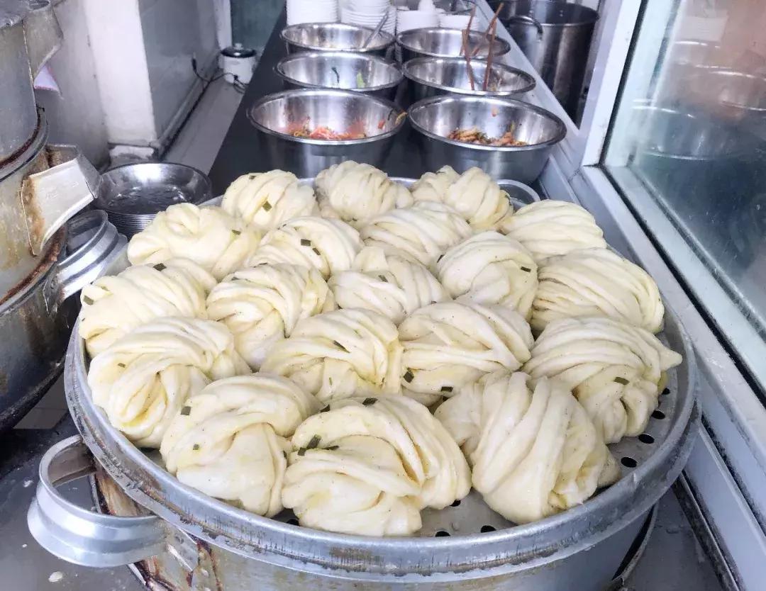 “老板儿,来十个包子,肉的哈~”都江堰人的早晨从这口油滋滋开始,这8家包子店,你最钟意哪家?