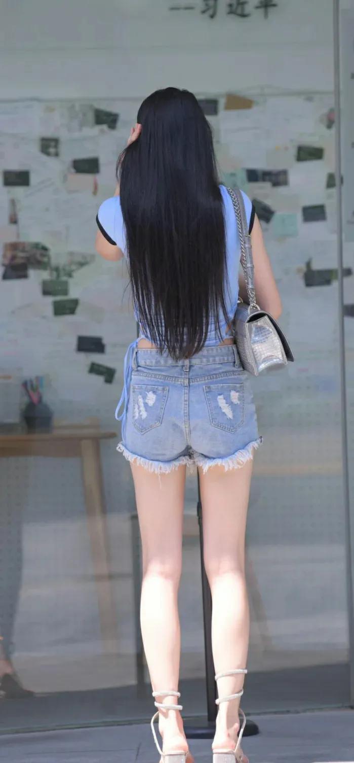 流行修身t恤配阔腿牛仔裤,一字肩牛仔连体裤短袖搭配外套