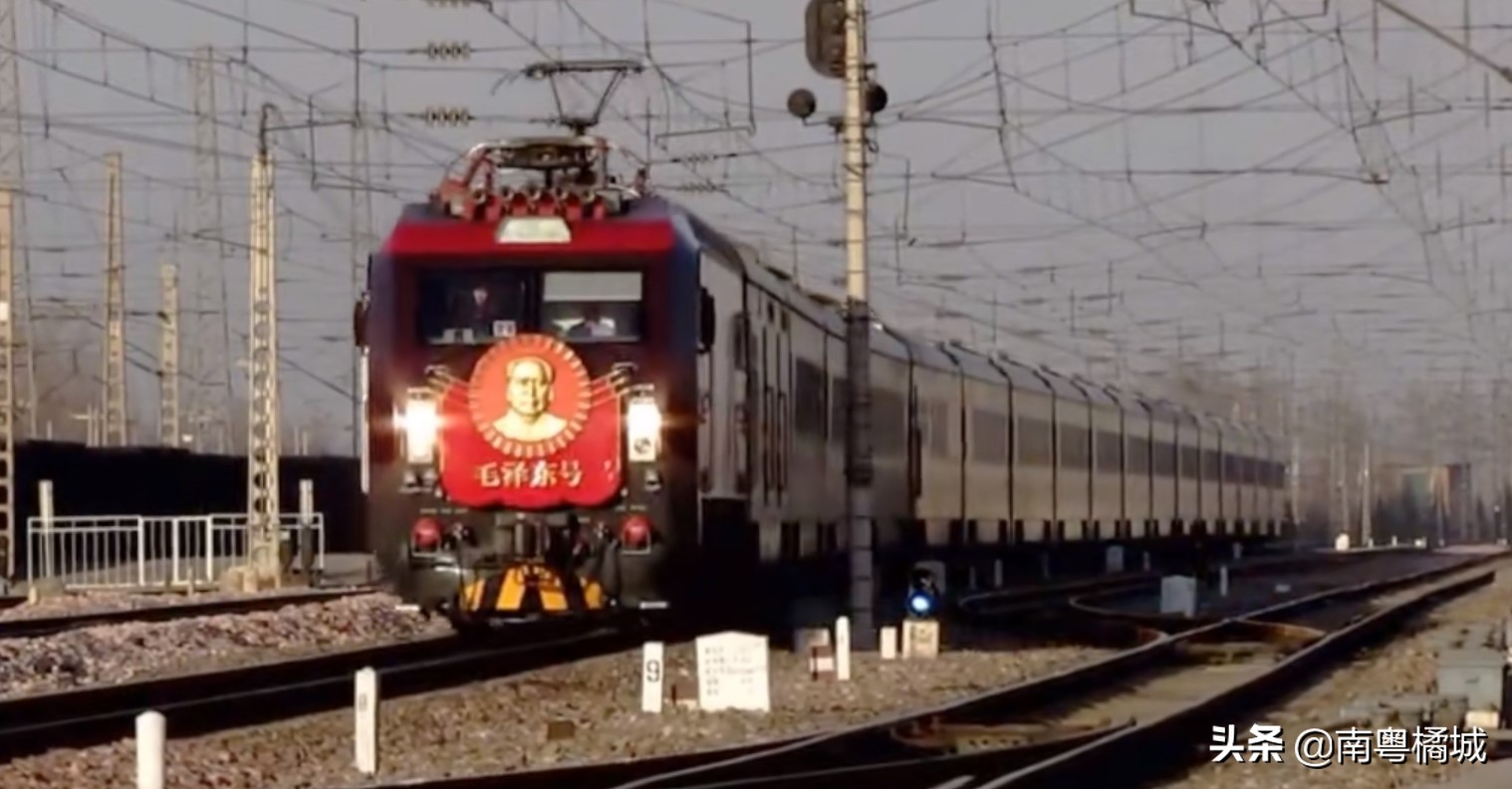 中国比较特殊的一趟直达特快列车,车次为Z1次列车,火车编号1893