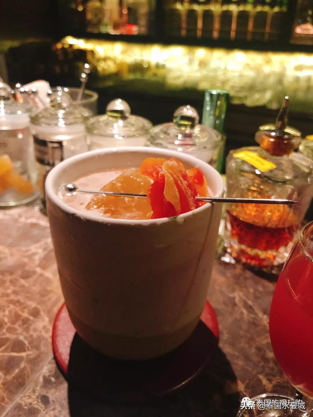 不愧是曼谷排名第一的酒吧!就连在门口排队等候都觉得幸福爆表