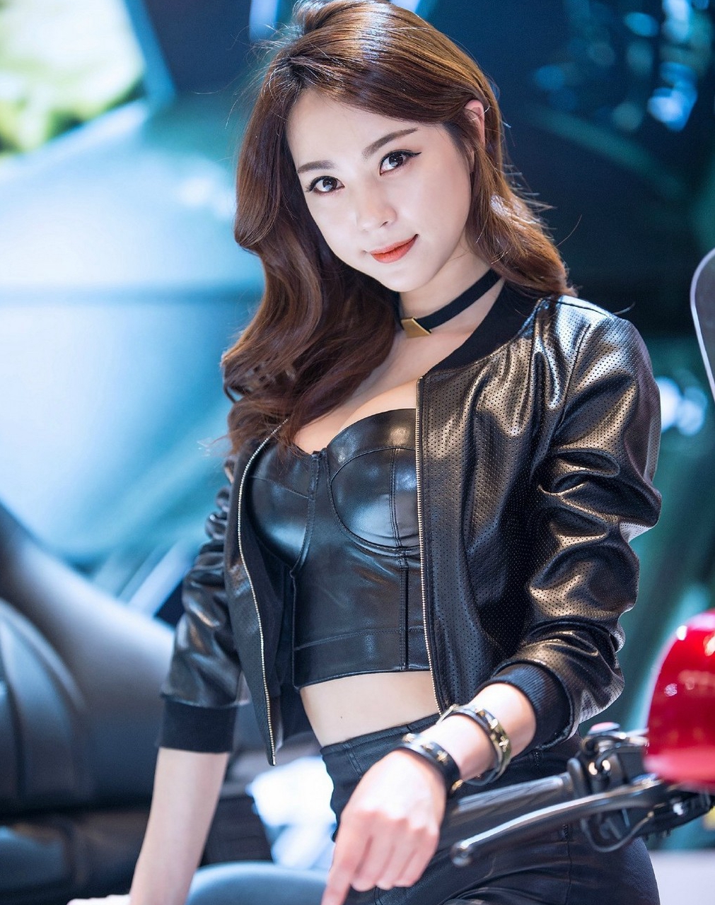 韩国车模界惊现翻版泫雅，化身最美车模，身材更是十分诱人