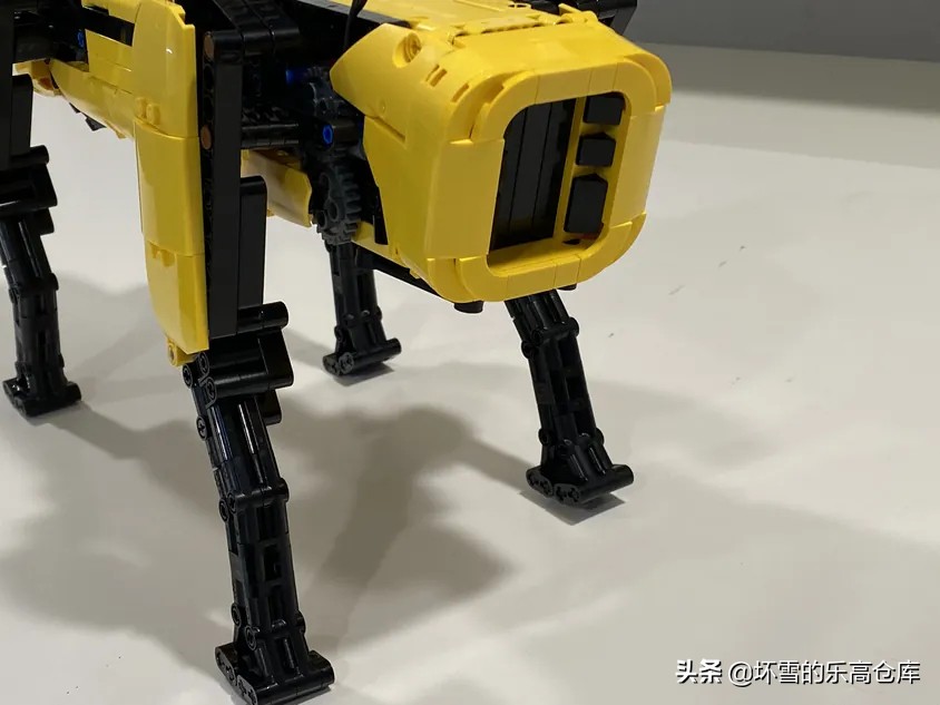 用乐高搭建机器狗，这种冷门题材是不是你的菜？